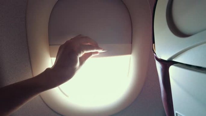 特写手打开飞机窗客机机舱窗户旅客旅游度假