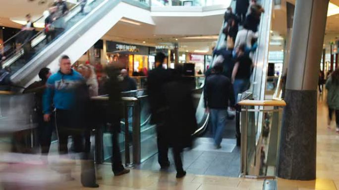 购物中心自动扶梯上购物者的时间流逝顺序