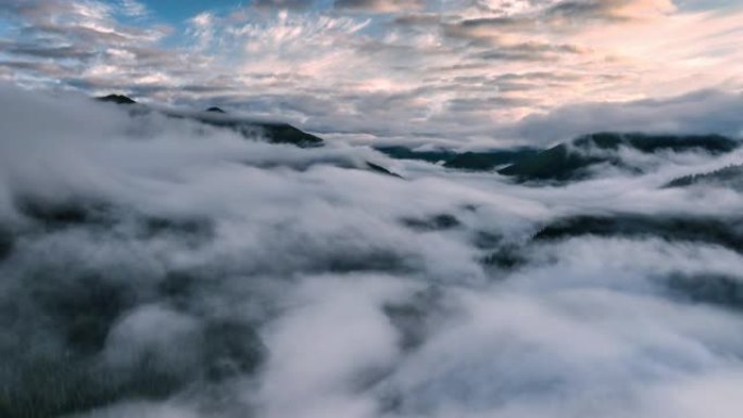 云和晨光在川西山区徘徊