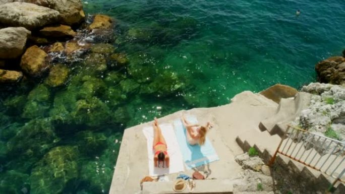 两个女人晒黑海滩暑假放松