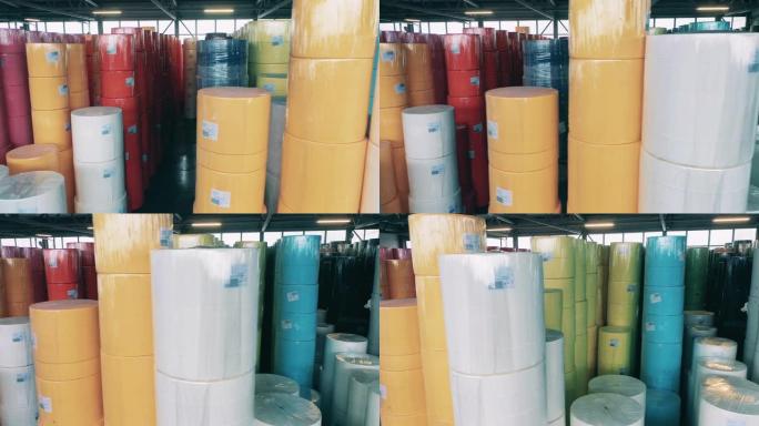 存储在仓库中的彩色大纸卷