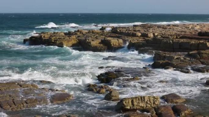 南非东开普省Mkambati自然保护区崎rock不平的岩石海滩海岸线上的海浪的鸟瞰图