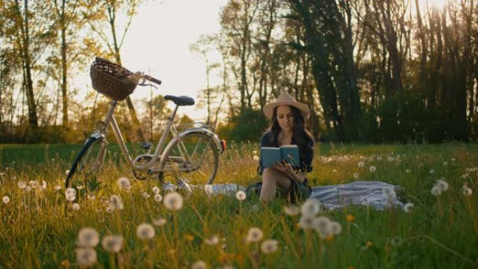 SLO MO WS潘年轻女子在草地读书