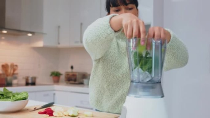 健康冰沙，素食主义者饮食和健康食品的女人在厨房用有机成分和水果制成排毒饮料。快乐营养师女性用奶昔减肥