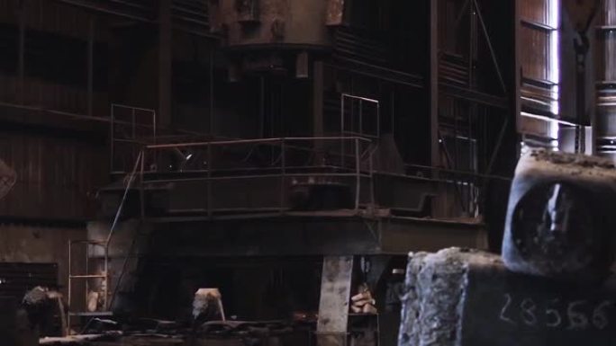 冶金厂的铁铸件和铸造厂，带钢包的桥式起重机。