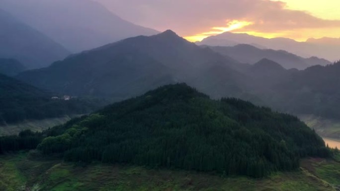 夕阳映照湖面，远处有山