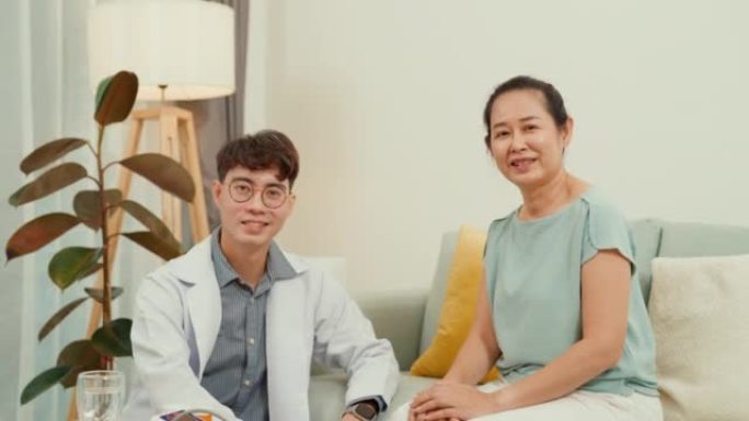 亚洲医生拜访老年女性患者在家咨询老年人健康保险。