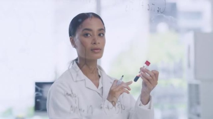 在医疗研究机构里，女科学家在透明的玻璃板上写着公式，手里拿着血液样本。生物化学家病理学家在实验室研究