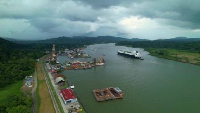 空中: 巴拿马运河热带海岸船坞的全景。