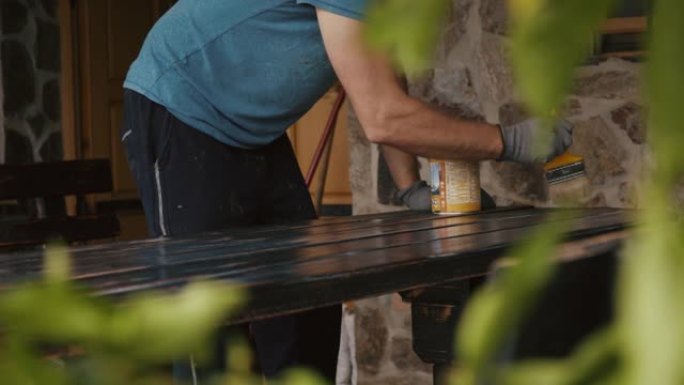 SLO MO Man为户外家具的木质表面涂漆