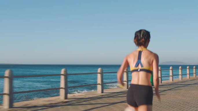 后视图，女人和在海滩长廊快速奔跑，以获得能量、动力和健康。快速女跑步者，在海洋，海洋和自然健身和有氧