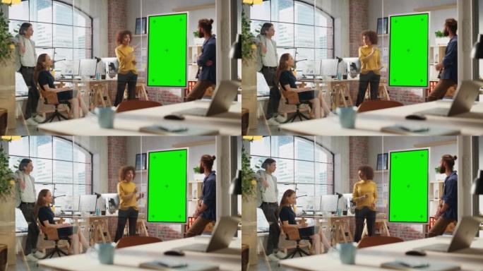 有远见的女商人在创意办公室会议室领导团队会议。激动的多民族女性在绿屏模拟色度键显示器上展示。