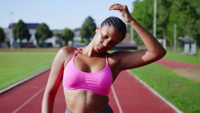 SLO MO年轻的非洲裔美国妇女在跑道上做伸展运动