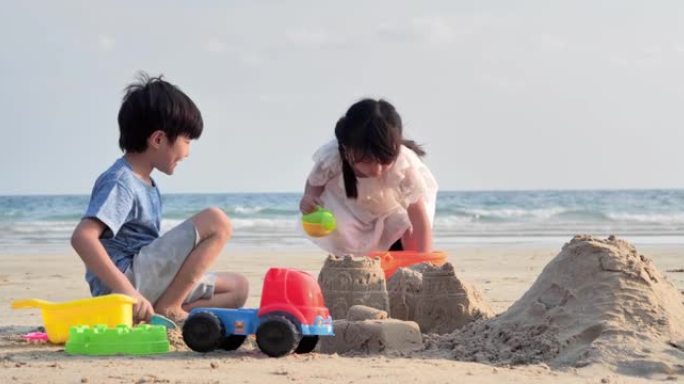给我击掌。男孩在夏天的沙滩上一起玩沙玩具时，向4岁的女孩举手的幸福成功。爱，温柔，快乐，幸福，可持续