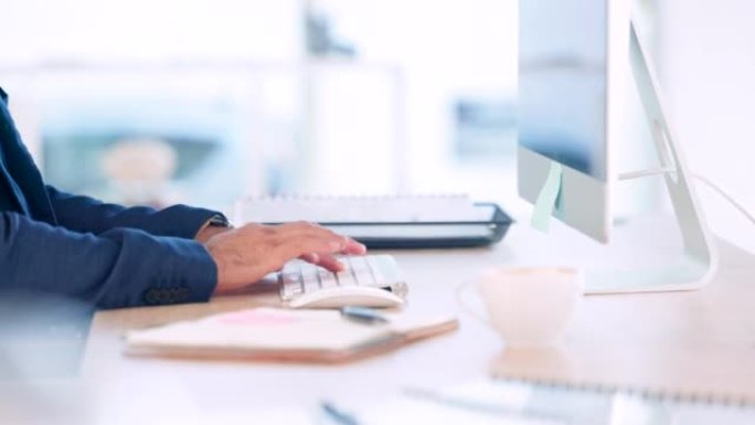 男人的手在电脑键盘上打字在他的办公桌上工作的特写。运筹学分析师通过电子邮件发送创造性数据挖掘方法的反