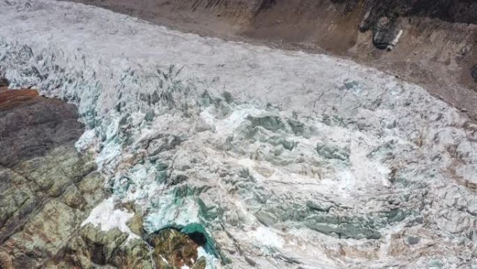 冰川从山顶涌入绿色的高山湖泊