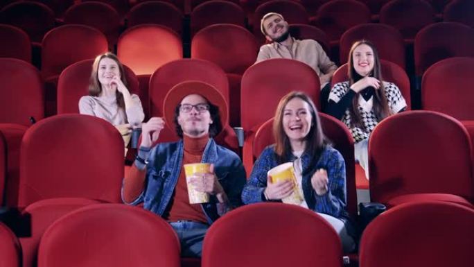 人们在电影院欣赏电影。电影，电影，娱乐概念。