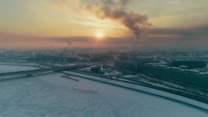 日落时用无人驾驶飞机在圣彼得堡白雪皑皑的河流的城市景观上的鸟瞰图