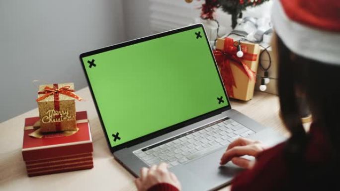 圣诞节期间使用色度键笔记本电脑的特写手