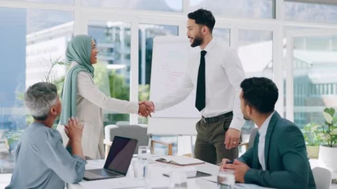 雇用，握手或穆斯林工人与员工握手，以在办公室开始新工作。入职，伊斯兰或高级公司经理在商务会议上招聘后