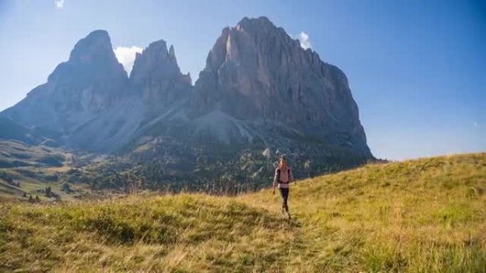 女徒步旅行者在风景令人难以置信的群山中散步