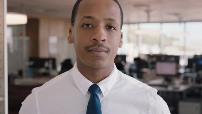 肖像非洲裔美国商人在公司办公室看起来自信的经理