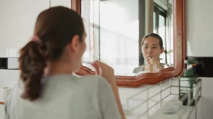 亚洲妇女刷牙亚洲妇女刷牙
