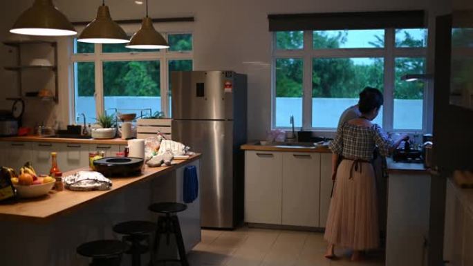 亚洲华裔妇女在厨房为家人准备早餐