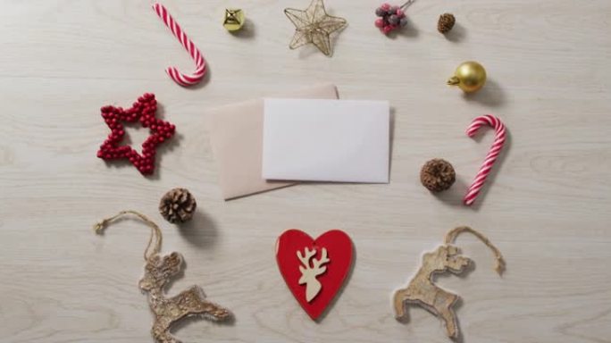 木制背景上白色和米色卡片的圣诞装饰品视频