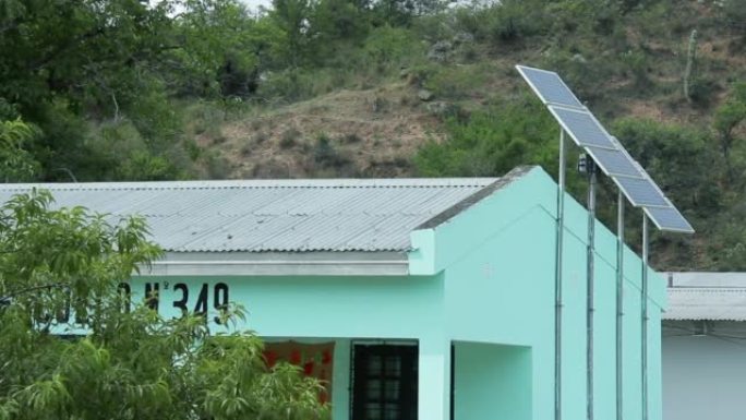 阿根廷图库曼省Trancas一所公立乡村学校屋顶上的太阳能光伏板。