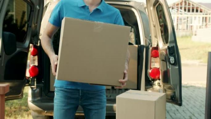 送货员将纸箱从货车带到前门进入房屋