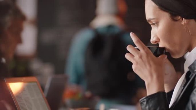 年轻的穆斯林女商人在咖啡馆用笔记本电脑喝咖啡工作在线网络享受餐厅午餐放松