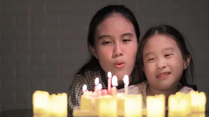 SLO MO可爱的孩子在生日那天吹生日蛋糕蜡烛