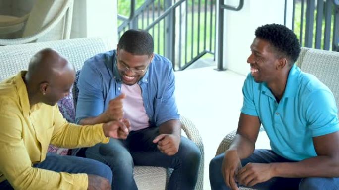 三个成年的非裔美国人说话，拳头