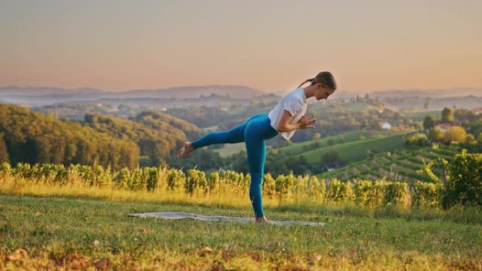 金发碧眼的女人在Jeruzalem的山上的马特上练习瑜伽
