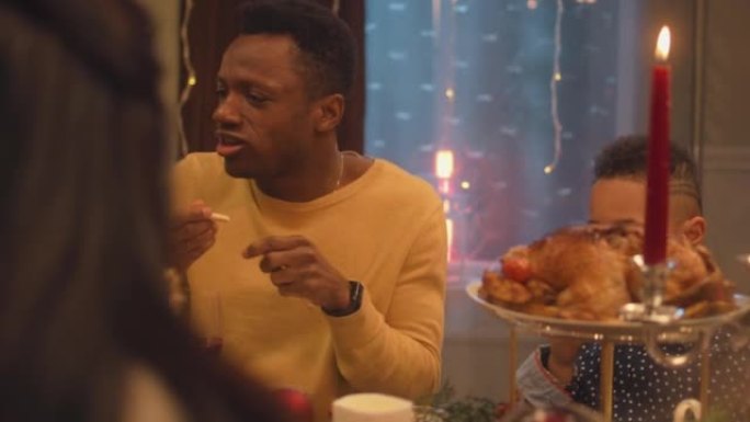 非裔美国人在圣诞节家庭晚宴上讲话