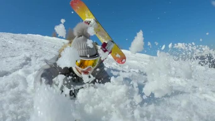 特写: 年轻女士在下雪的滑雪场上滑雪时掉入柔软的雪中