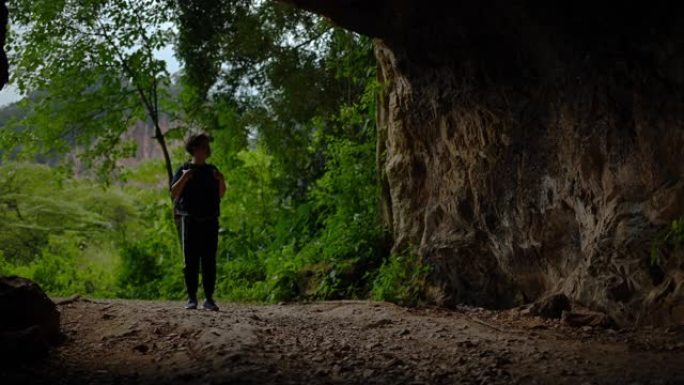 一名亚洲中国中年女性旅行徒步旅行，探索马来西亚怡保霹雳州洞穴森林，背包