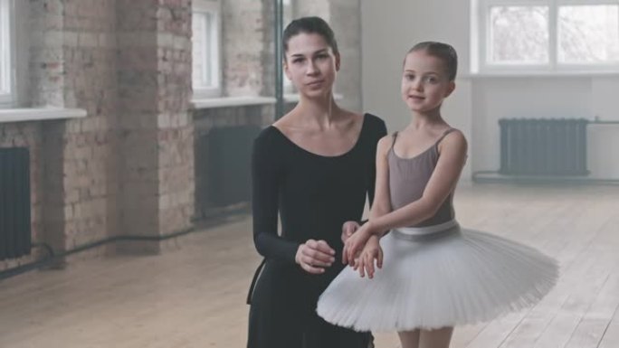芭蕾舞导师在舞蹈工作室教漂亮女孩