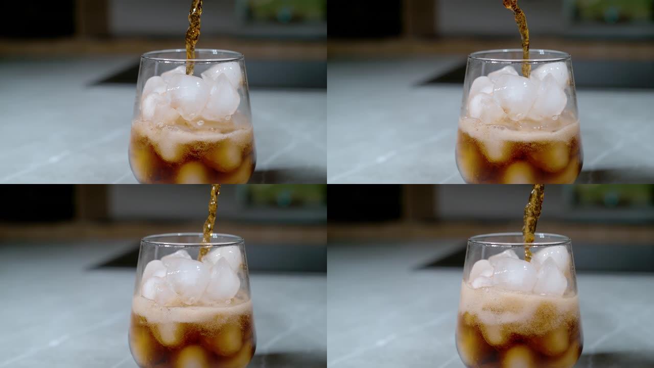 特写: 苏打水倒在融化在优雅玻璃杯中的冰块上。