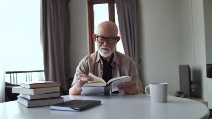 老人在家读书退休，退休生活。年长的男性阅读，放松和坐在沙发上，退休老人和眼镜的视力