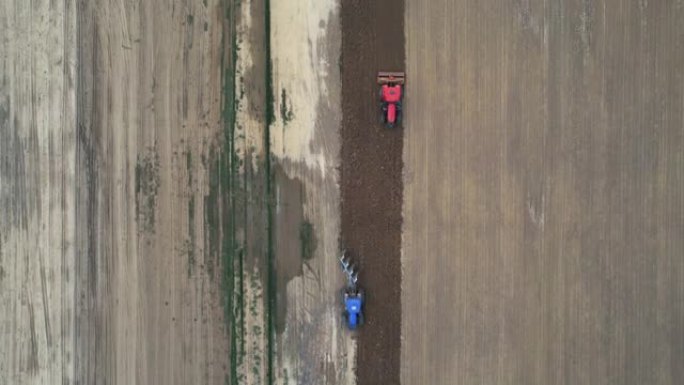 农用拖拉机耕作场鸟瞰图
