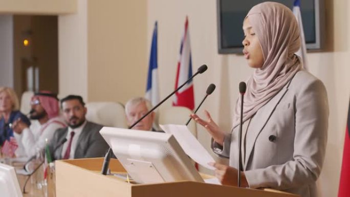 穆斯林女性政治领袖在新闻发布会上发表讲话