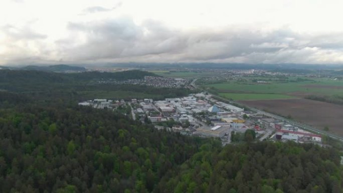 阴天，卢布尔雅那漫长的郊区的空中电影拍摄