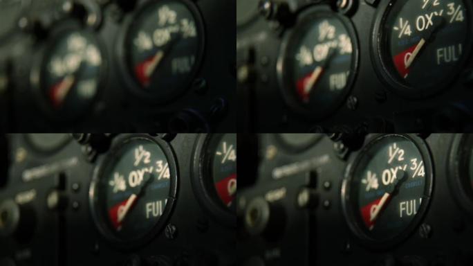一架旧战机上的氧气表。特写。