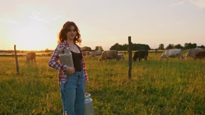 日落时分，SLO MO年轻的女牧场主在牧场上与两个牛奶罐合影