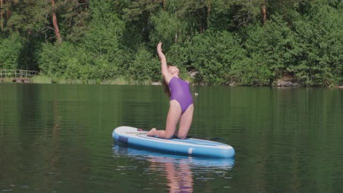 女人在开阔的湖里做运动