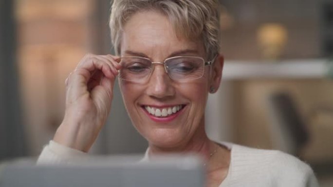 4k视频片段，一名高级女性在数字平板电脑上进行视频通话