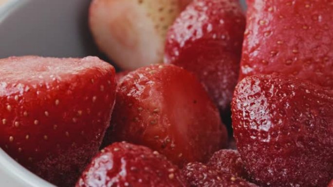 草莓碗的特写冰冻草莓特写视频素材