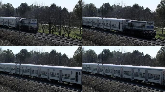 阿根廷布宜诺斯艾利斯省拉普拉塔市附近的罗卡将军铁路的旅客列车。